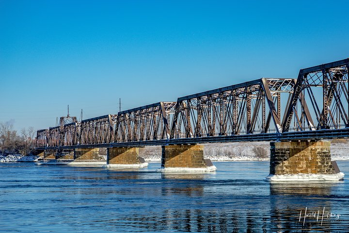 Private ROUNDTRIP Transfer Buffalo Airport (BUF)-Niagara Falls - Photo 1 of 4